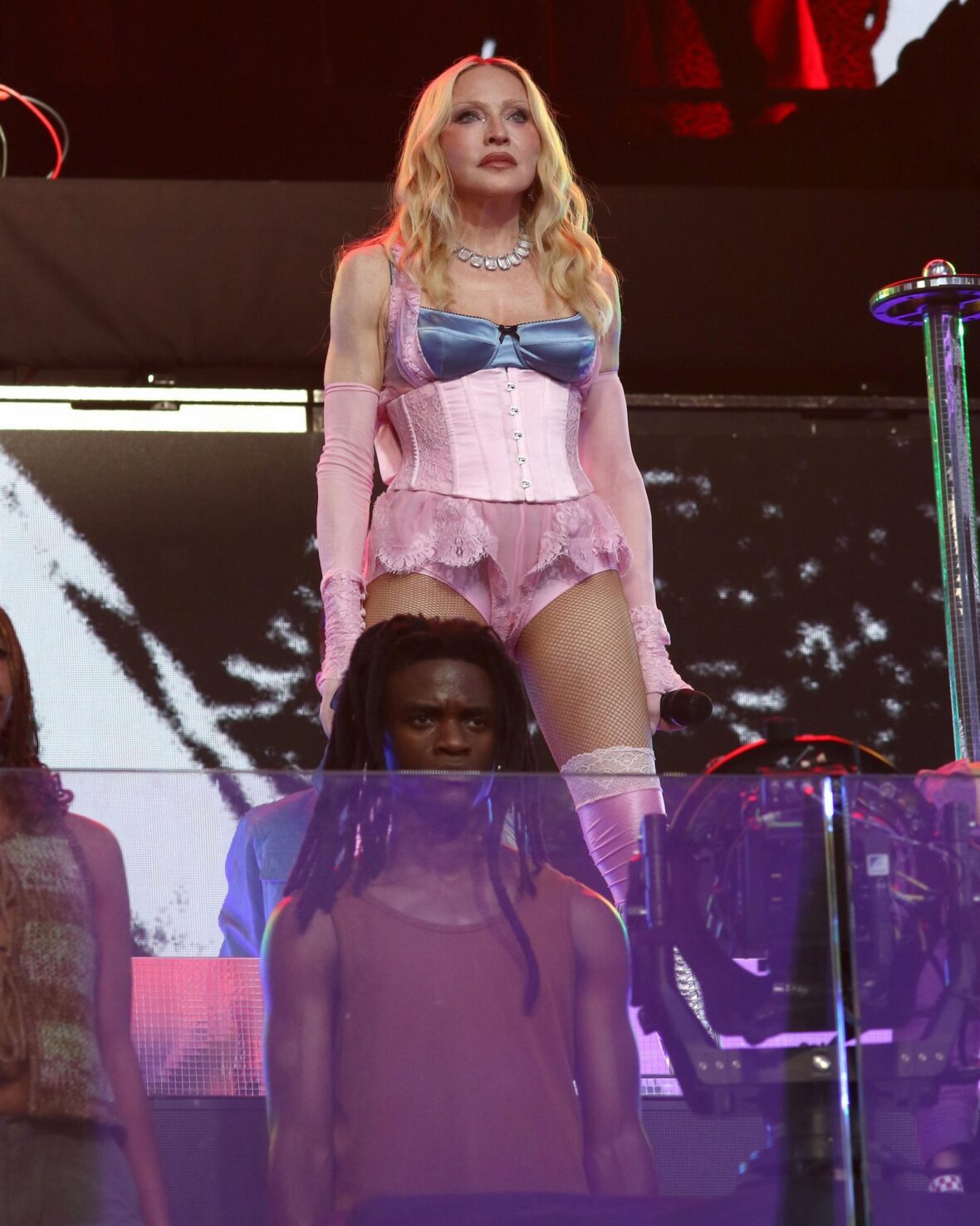 Madonna se apresenta no palco em show na Times Square