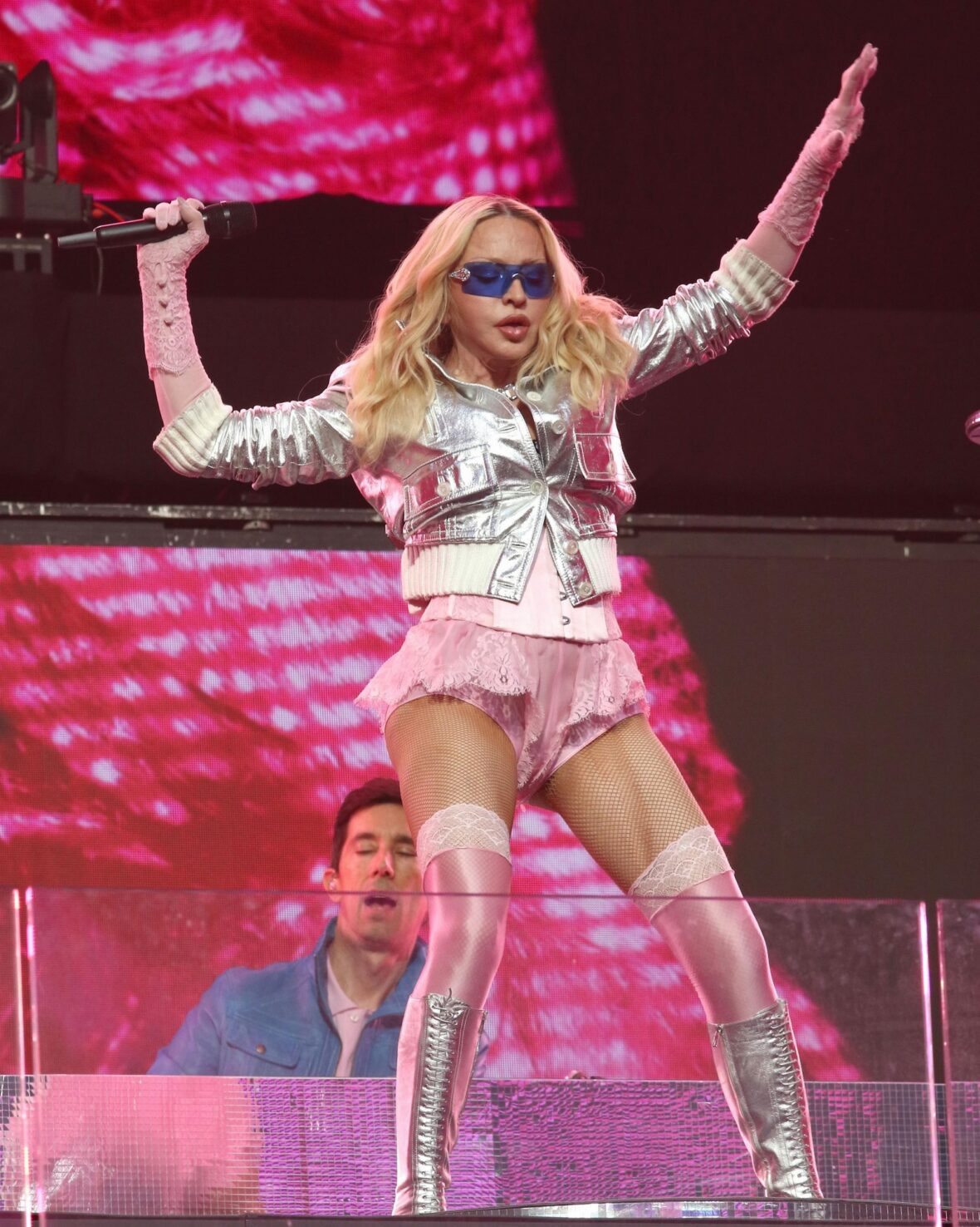 Madonna se apresenta no palco em show na Times Square