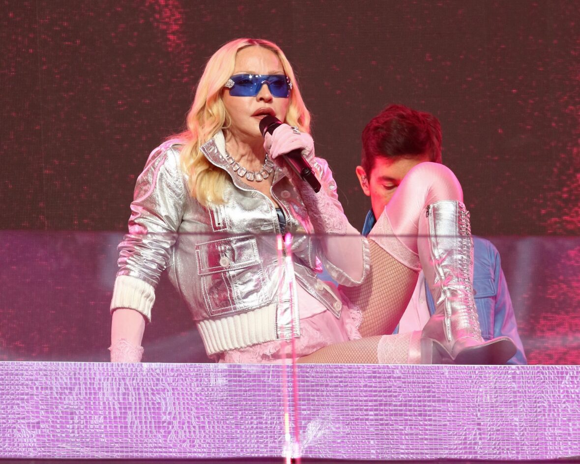 Madonna se apresenta no palco em show na Times Square