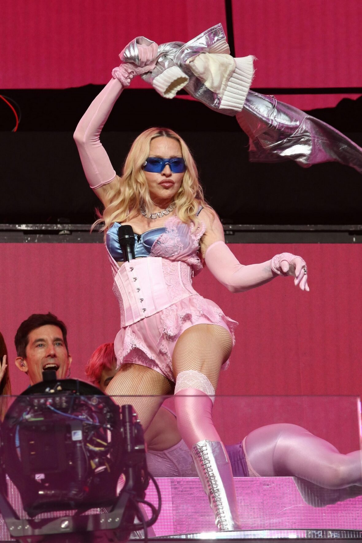 Madonna se apresenta no palco em show na Times Square