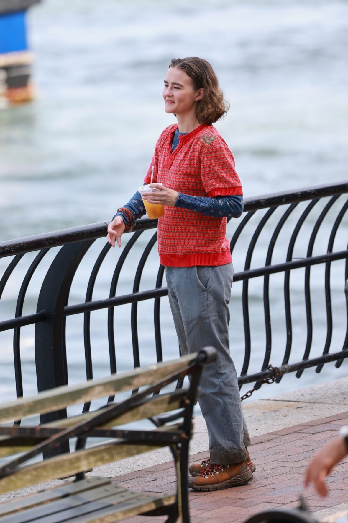 Millicent Simmonds no set de 