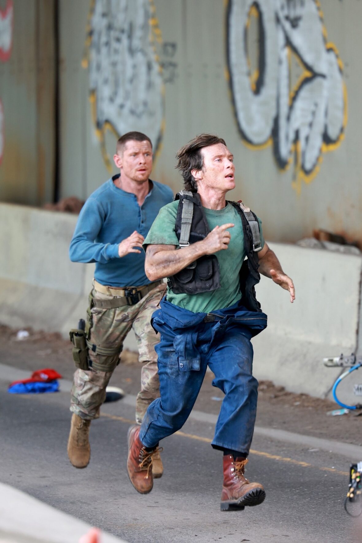 Cillian Murphy e Jack O'Connell filmando 