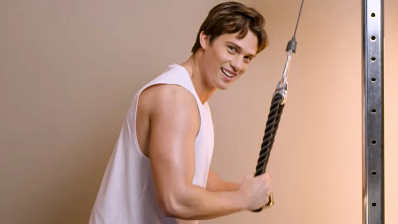 Nicholas Galitzine malhando no vídeo Men's Health
