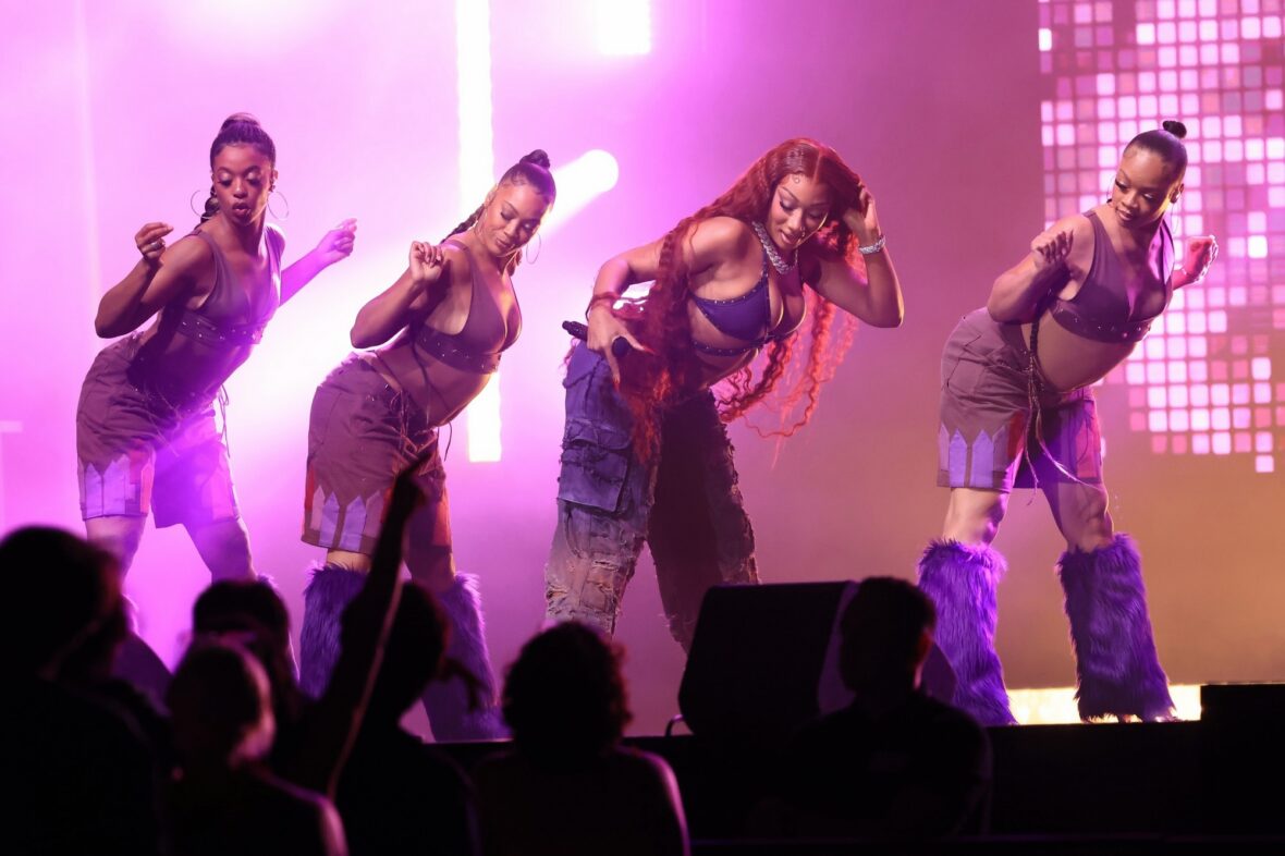 Megan thee Stallion filma uma cena de show para o 