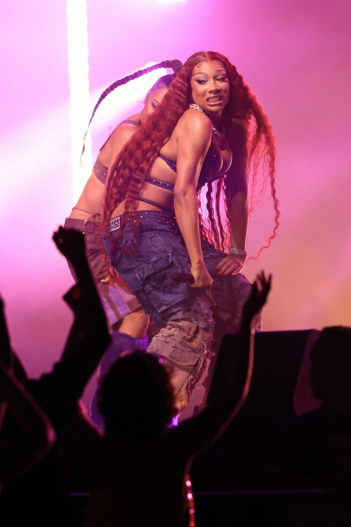 Megan thee Stallion filma uma cena de show para o 