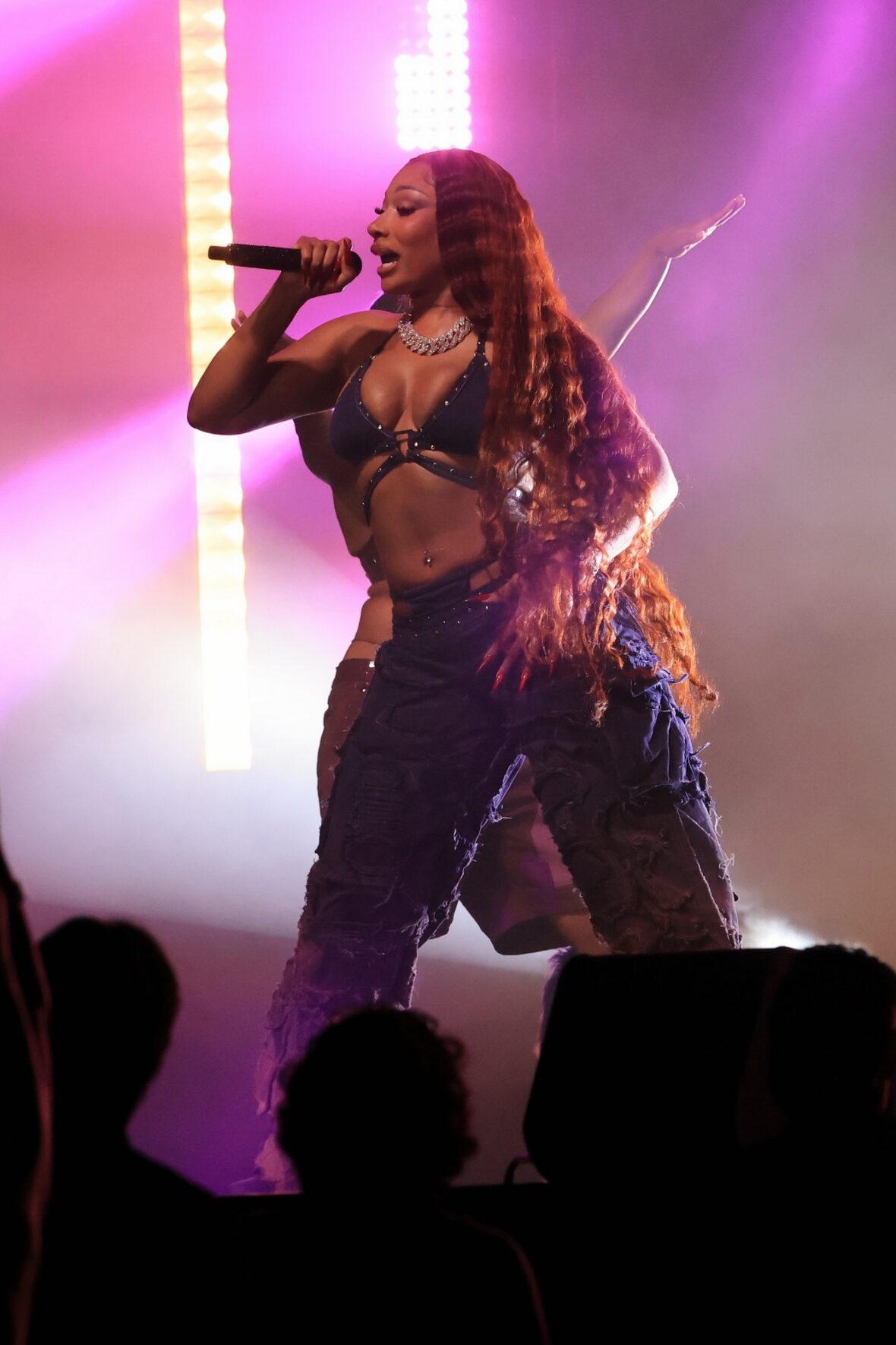 Megan thee Stallion filma uma cena de show para o 