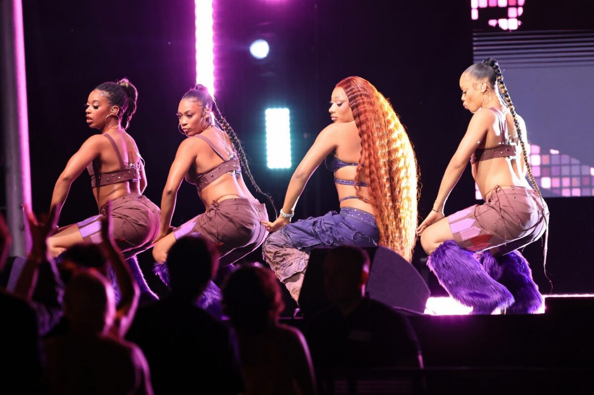 Megan thee Stallion filma uma cena de show para o 