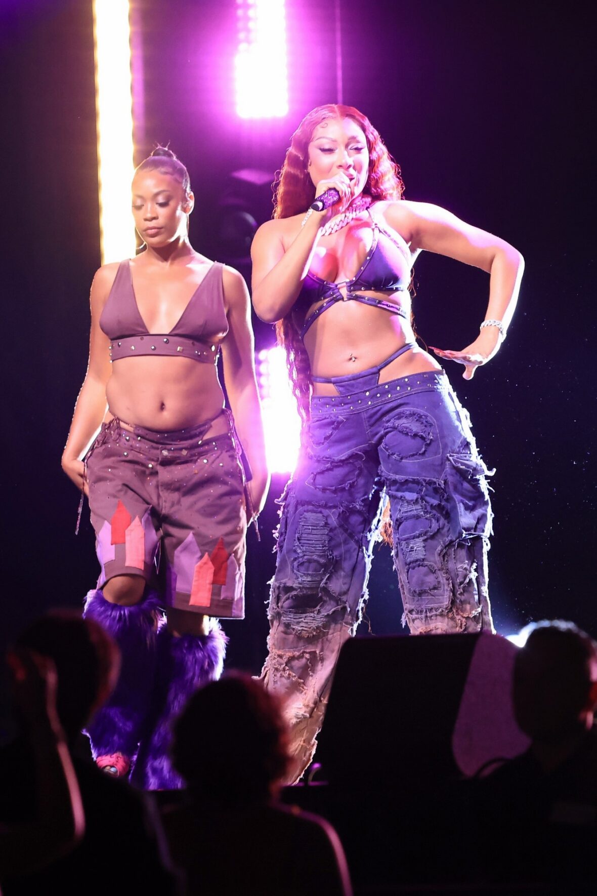 Megan thee Stallion filma uma cena de show para o 