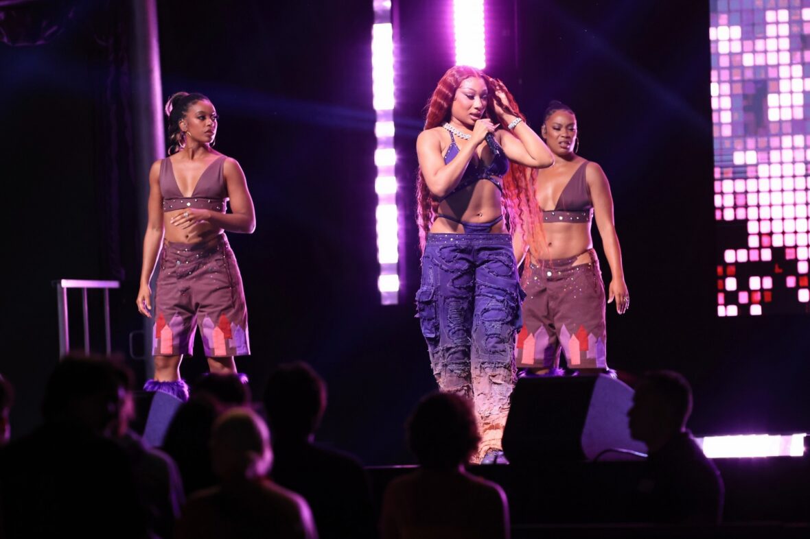 Megan thee Stallion filma uma cena de show para o 