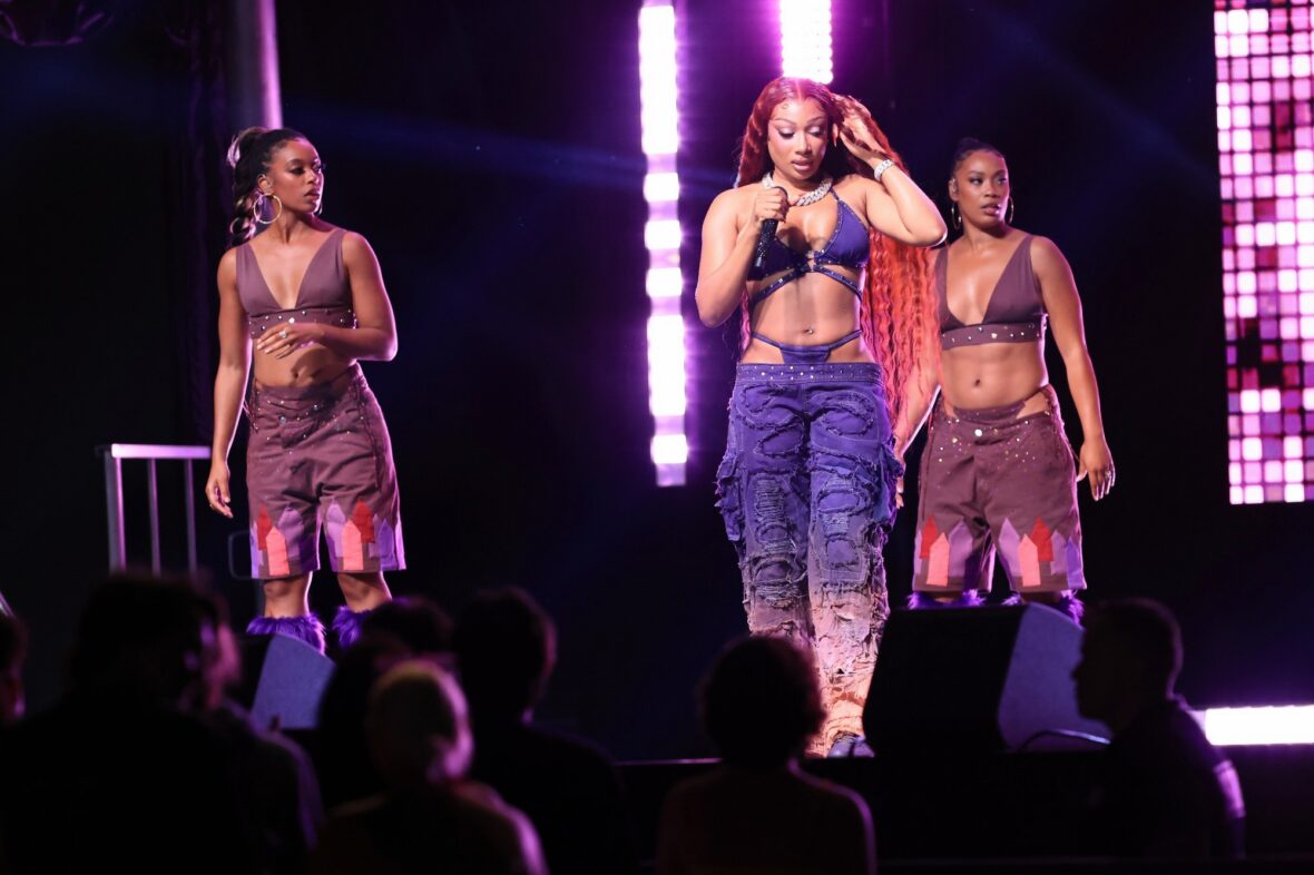 Megan thee Stallion filma uma cena de show para o 