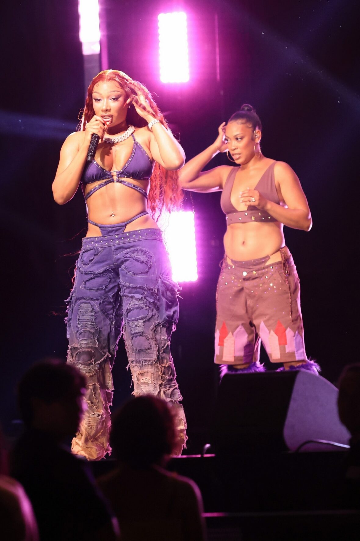 Megan thee Stallion filma uma cena de show para o 