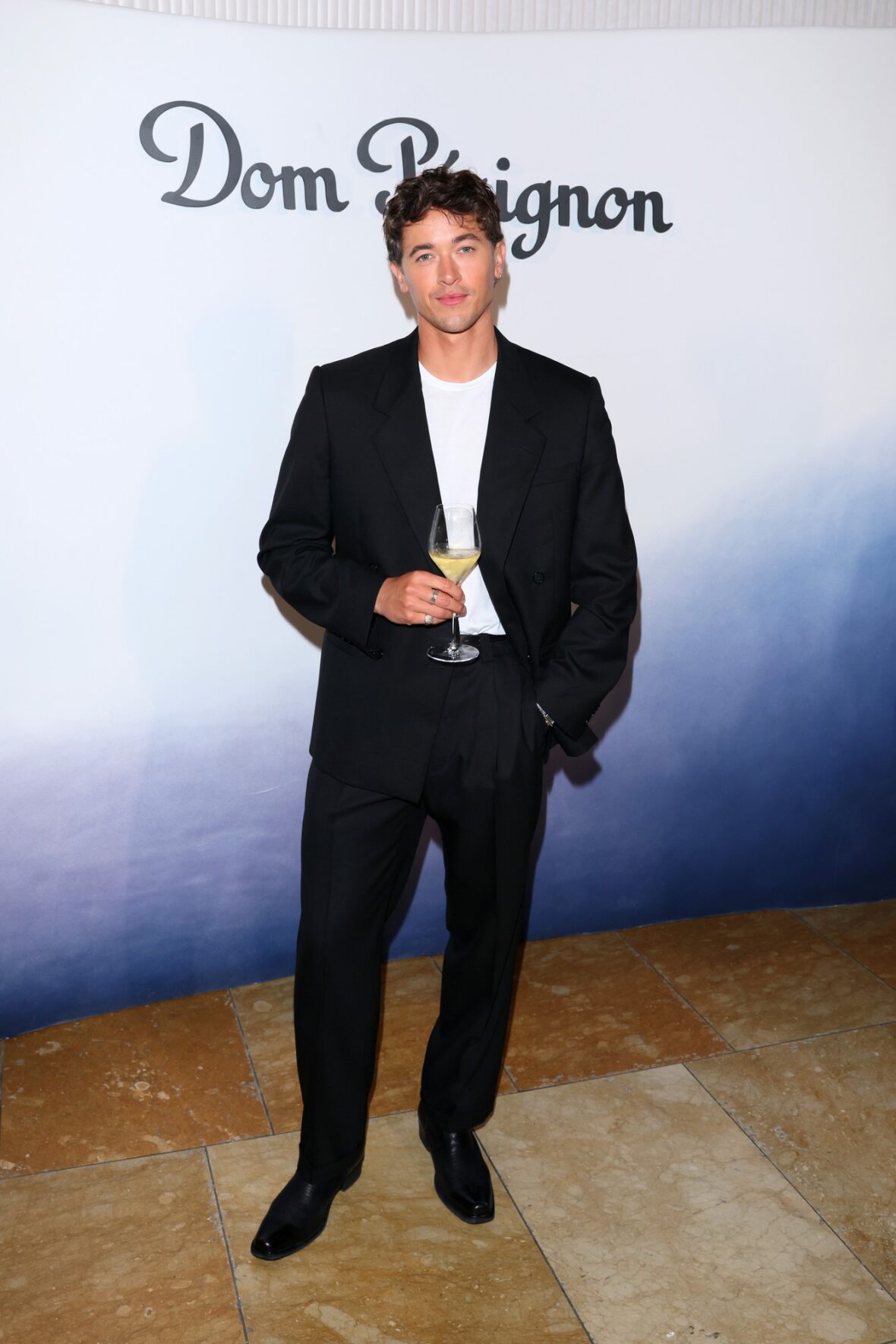 Celebridades participam de evento Dom Perignon