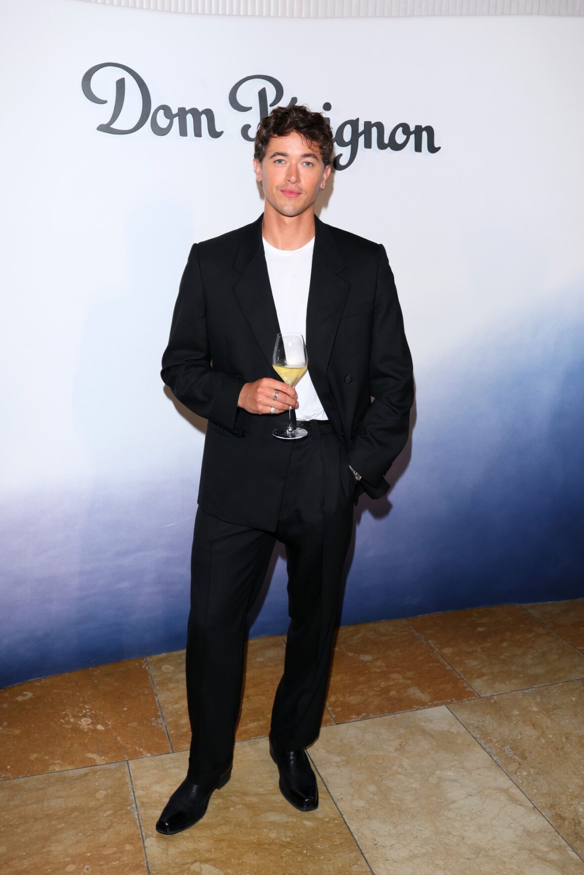 Celebridades participam de evento Dom Perignon
