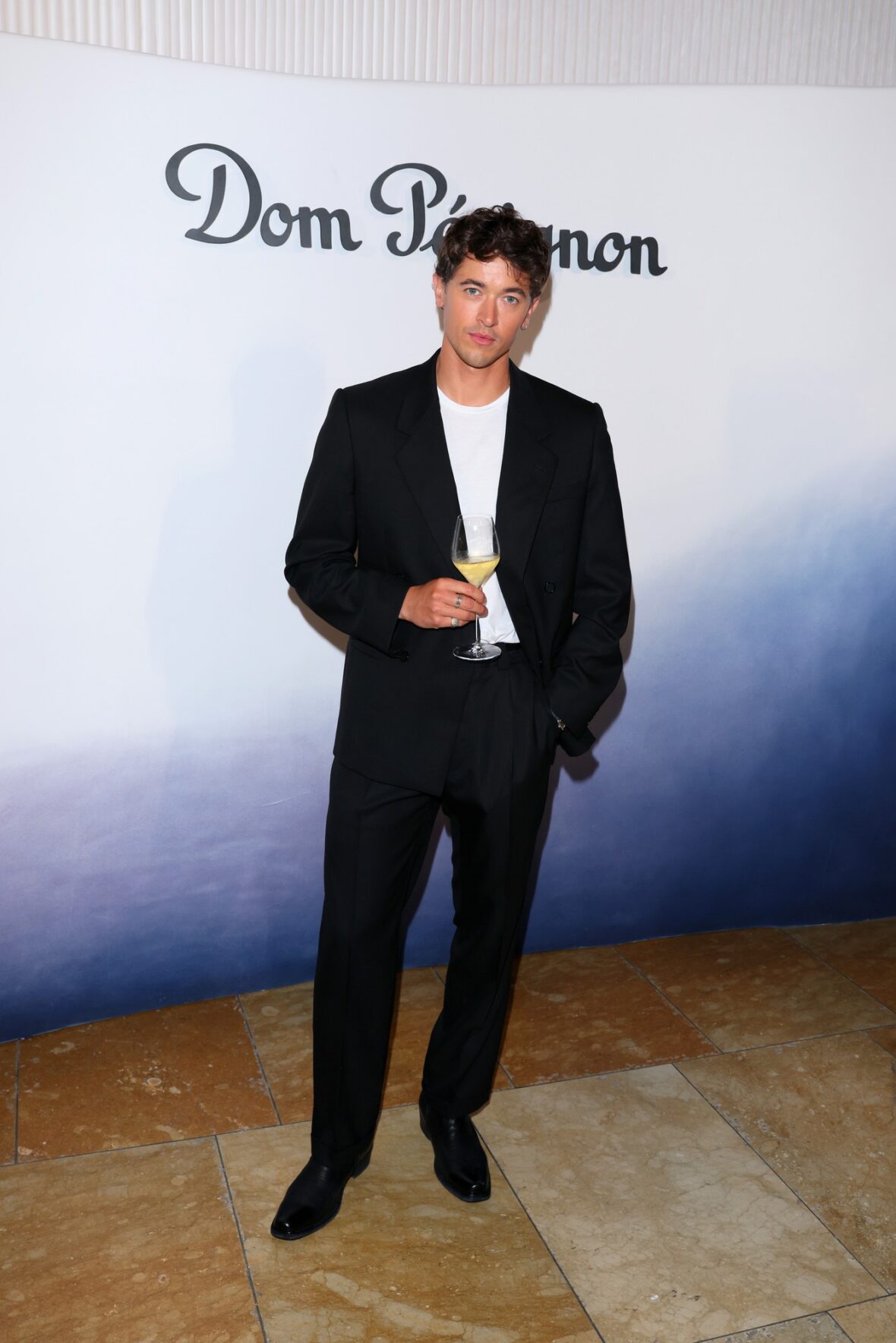 Celebridades participam de evento Dom Perignon