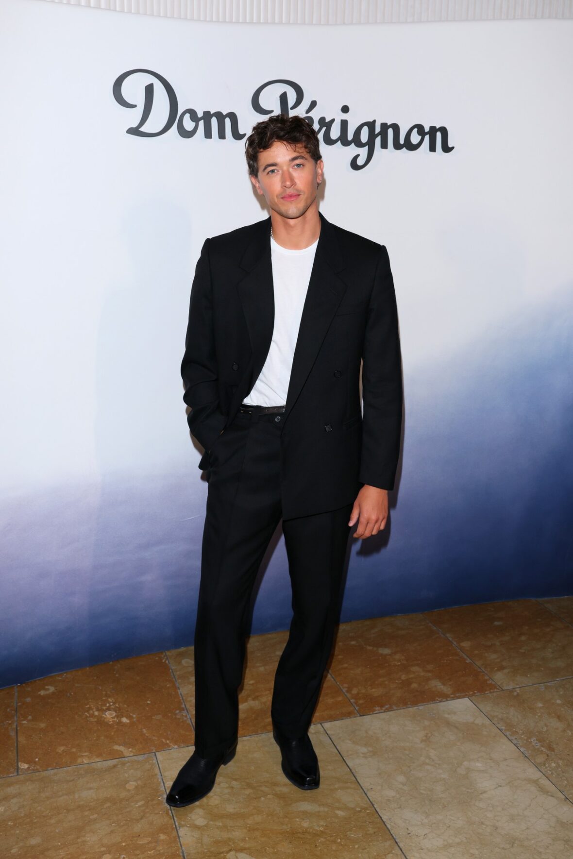 Celebridades participam de evento Dom Perignon