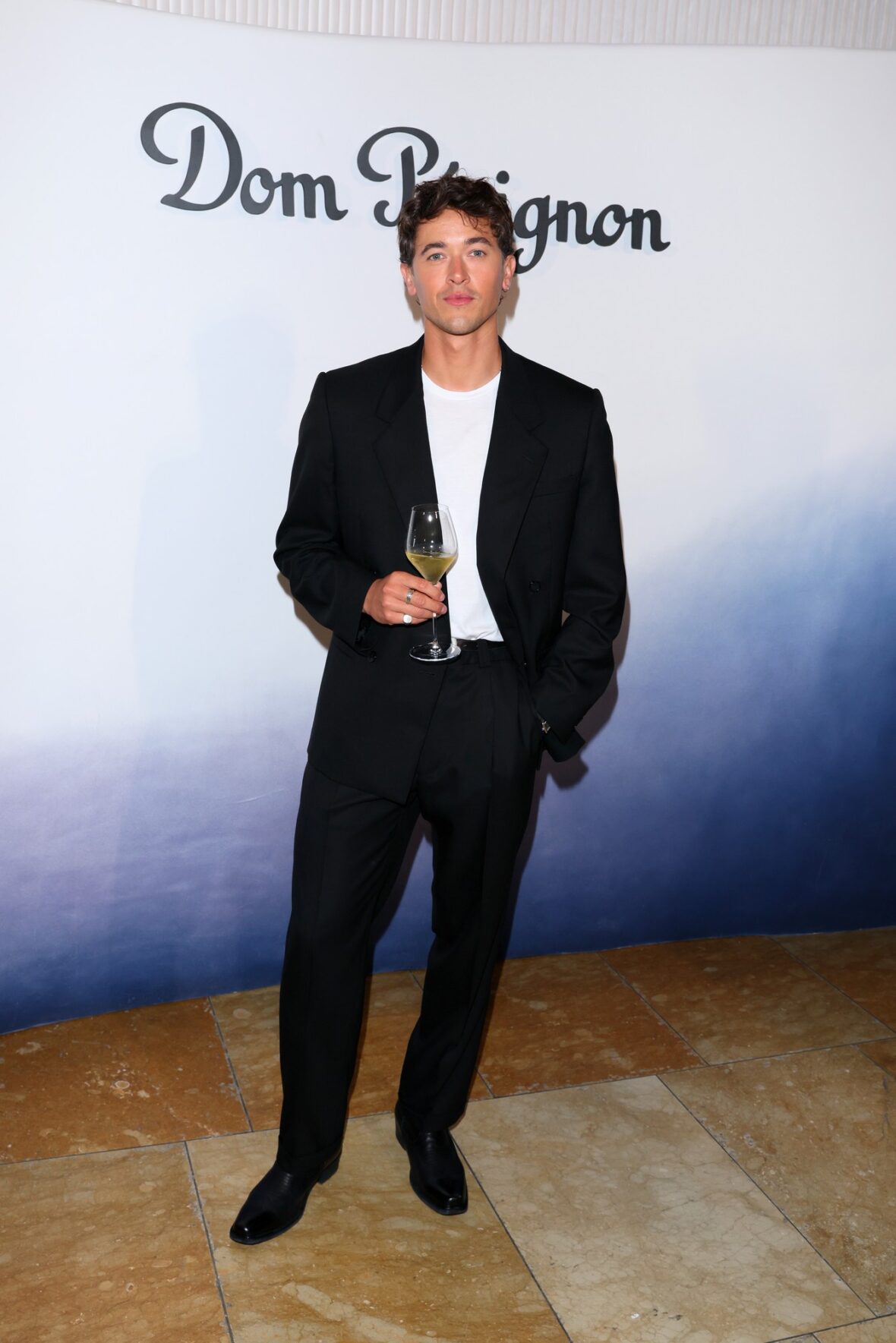 Celebridades participam de evento Dom Perignon