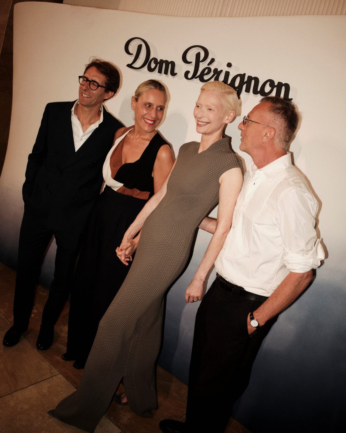Celebridades participam de evento Dom Perignon