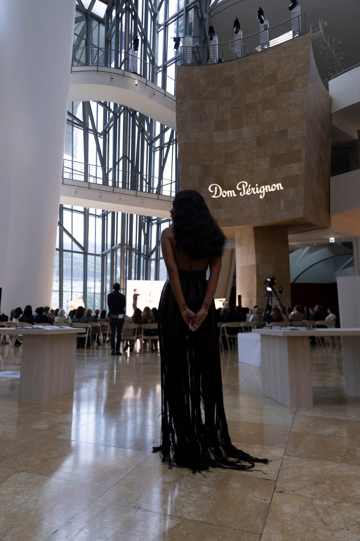 Celebridades participam de evento Dom Perignon