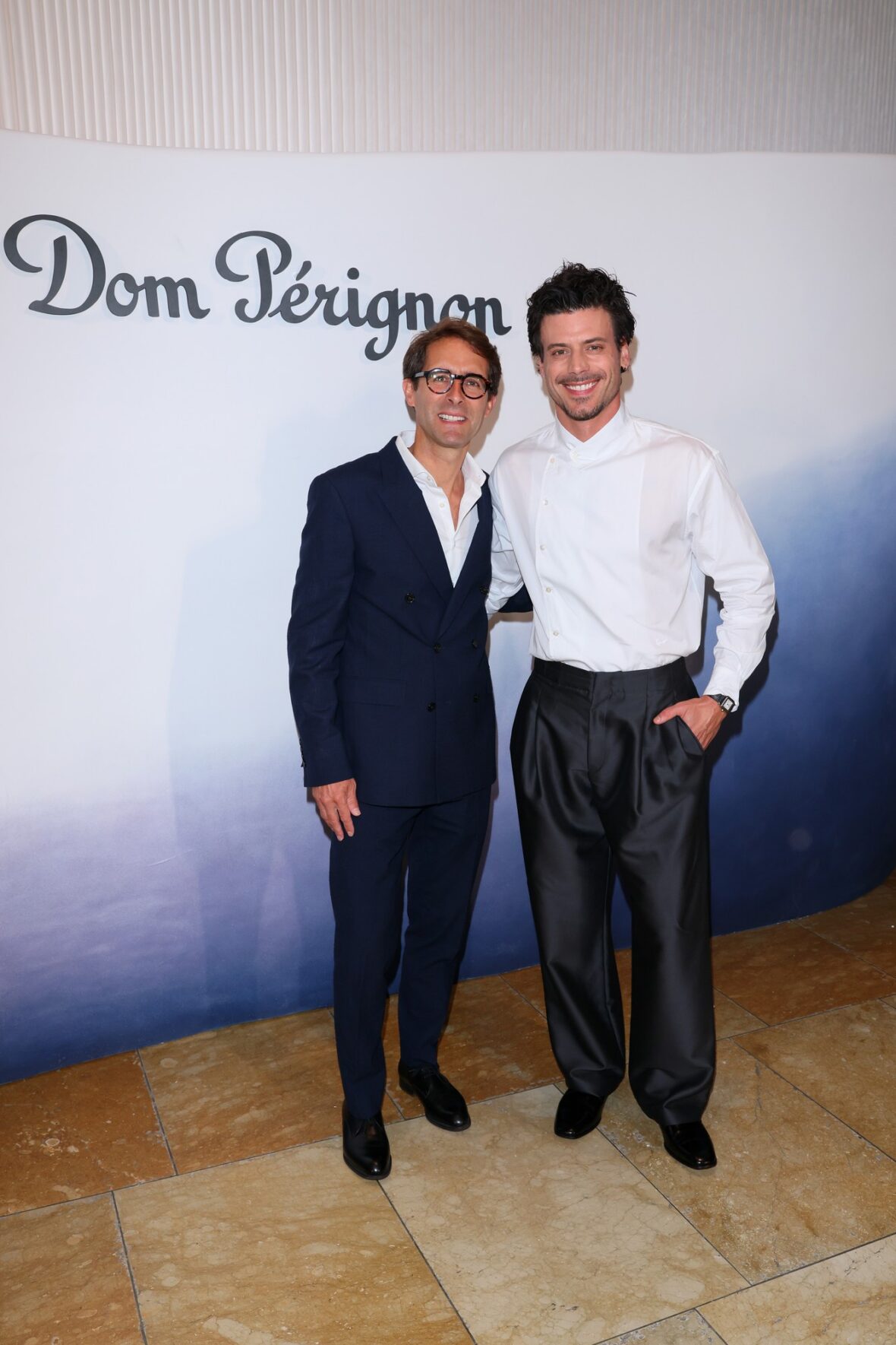 Celebridades participam de evento Dom Perignon