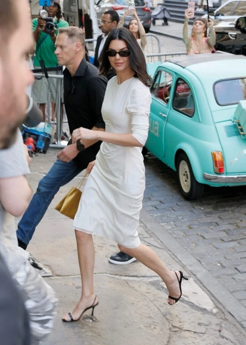Kendall Jenner em um vestido midi branco no evento Anua Skincare