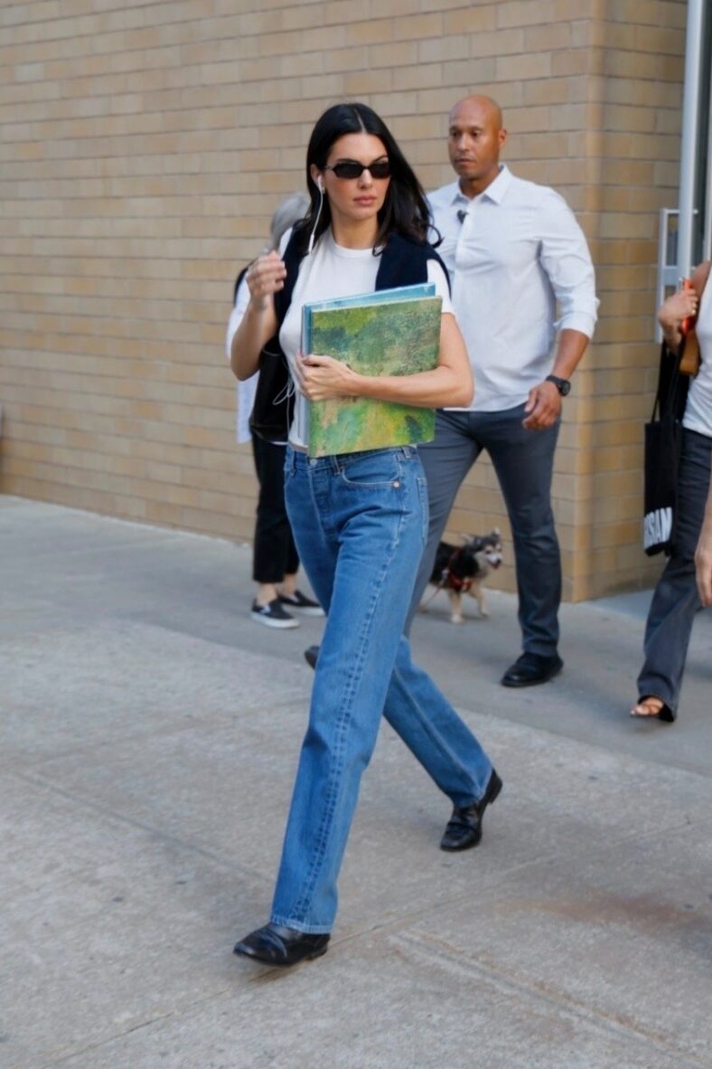 Kendall Jenner de top branco e calça jeans