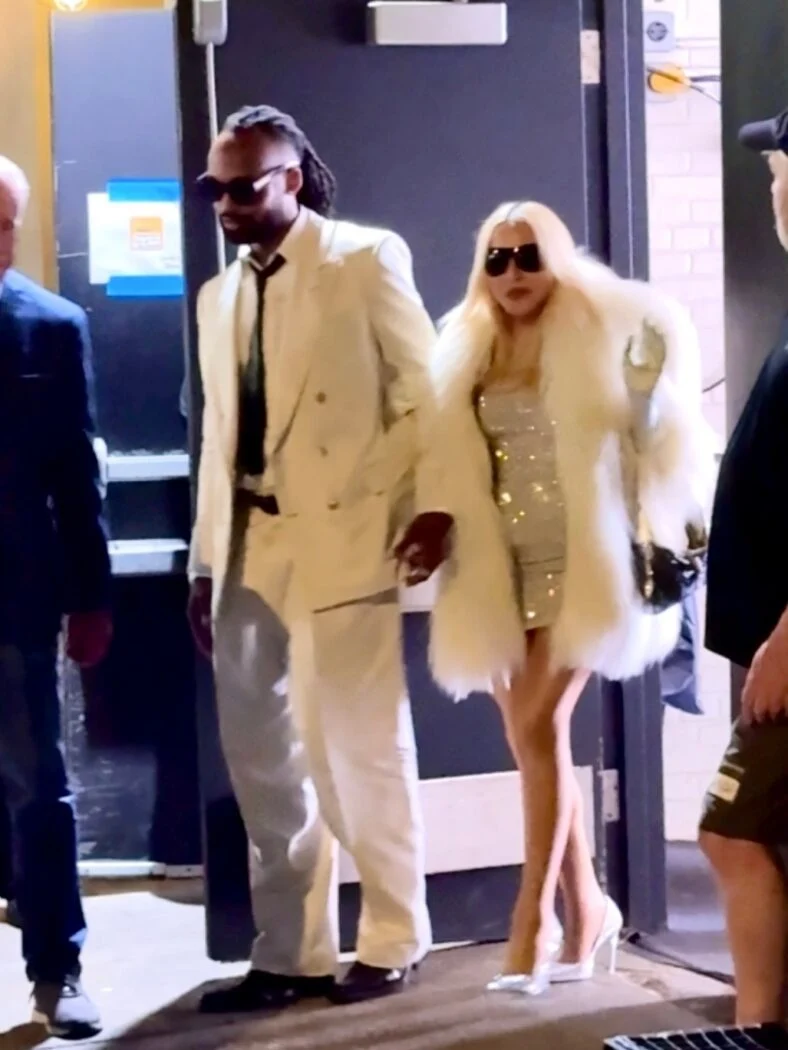 Akeem Morris e Madonna andando de mãos dadas