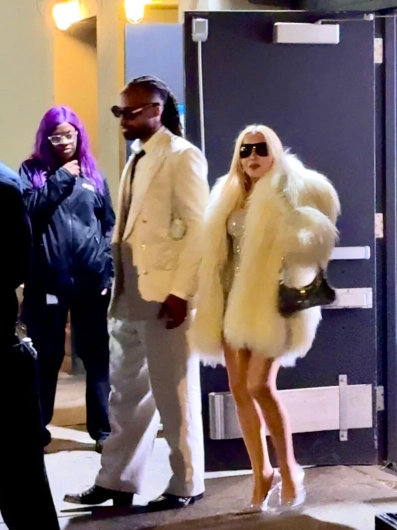 Akeem Morris e Madonna andando de mãos dadas