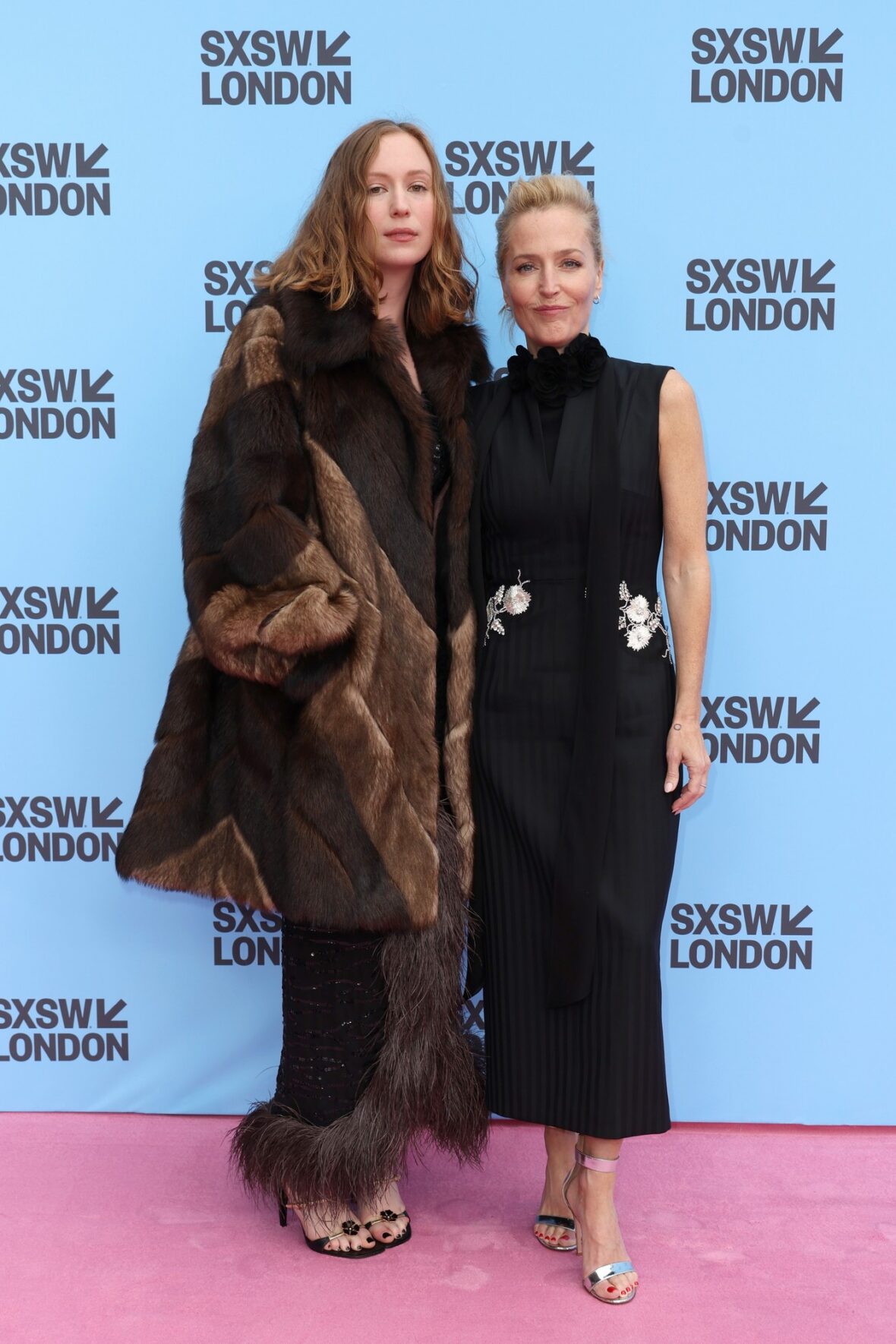Hannah Einbinder e Gillian Anderson participam do