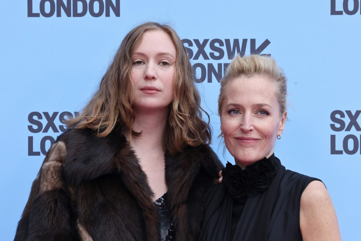 Hannah Einbinder e Gillian Anderson participam do