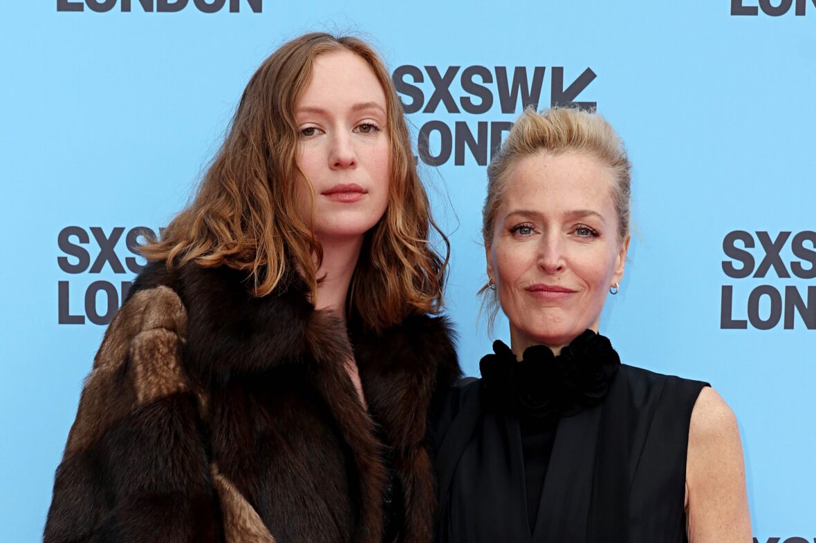 Hannah Einbinder e Gillian Anderson participam do