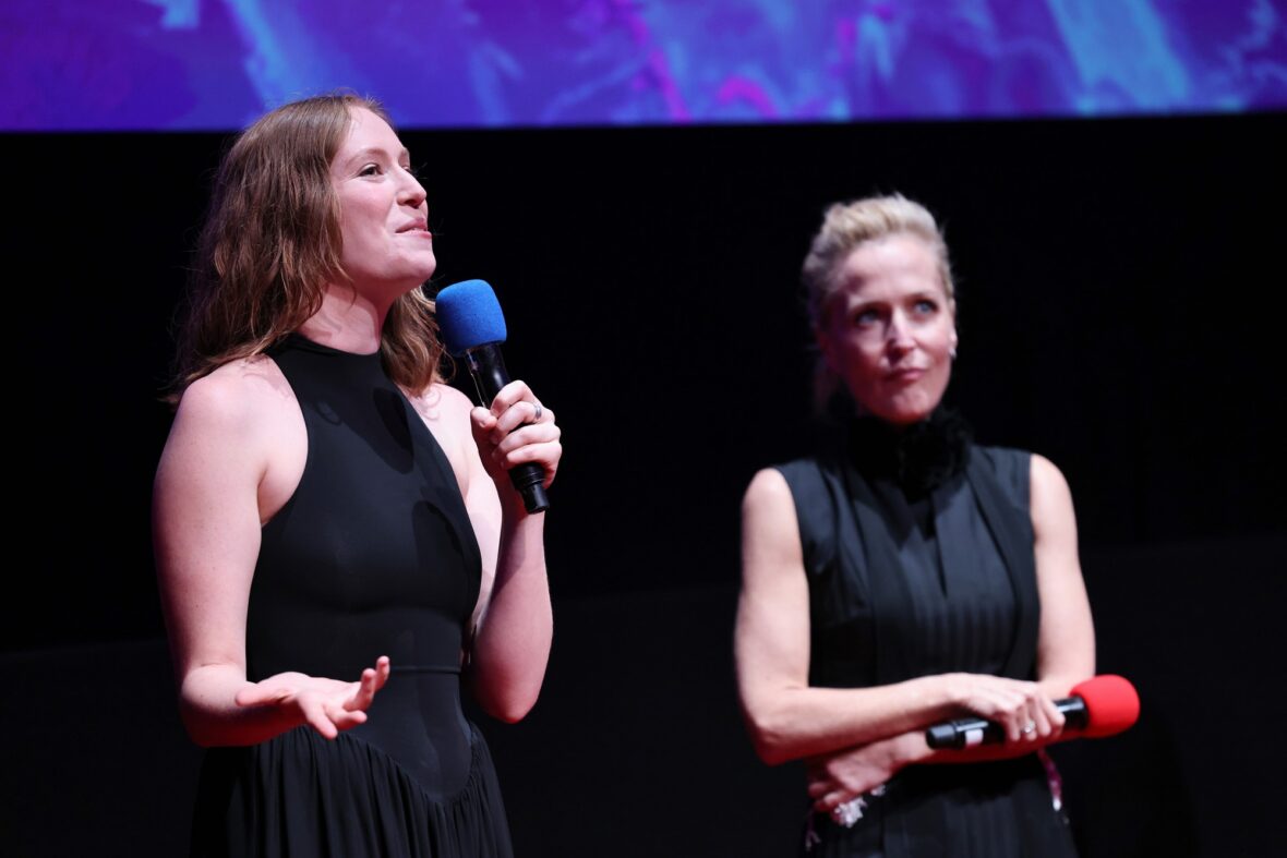 Hannah Einbinder e Gillian Anderson falam no palco do