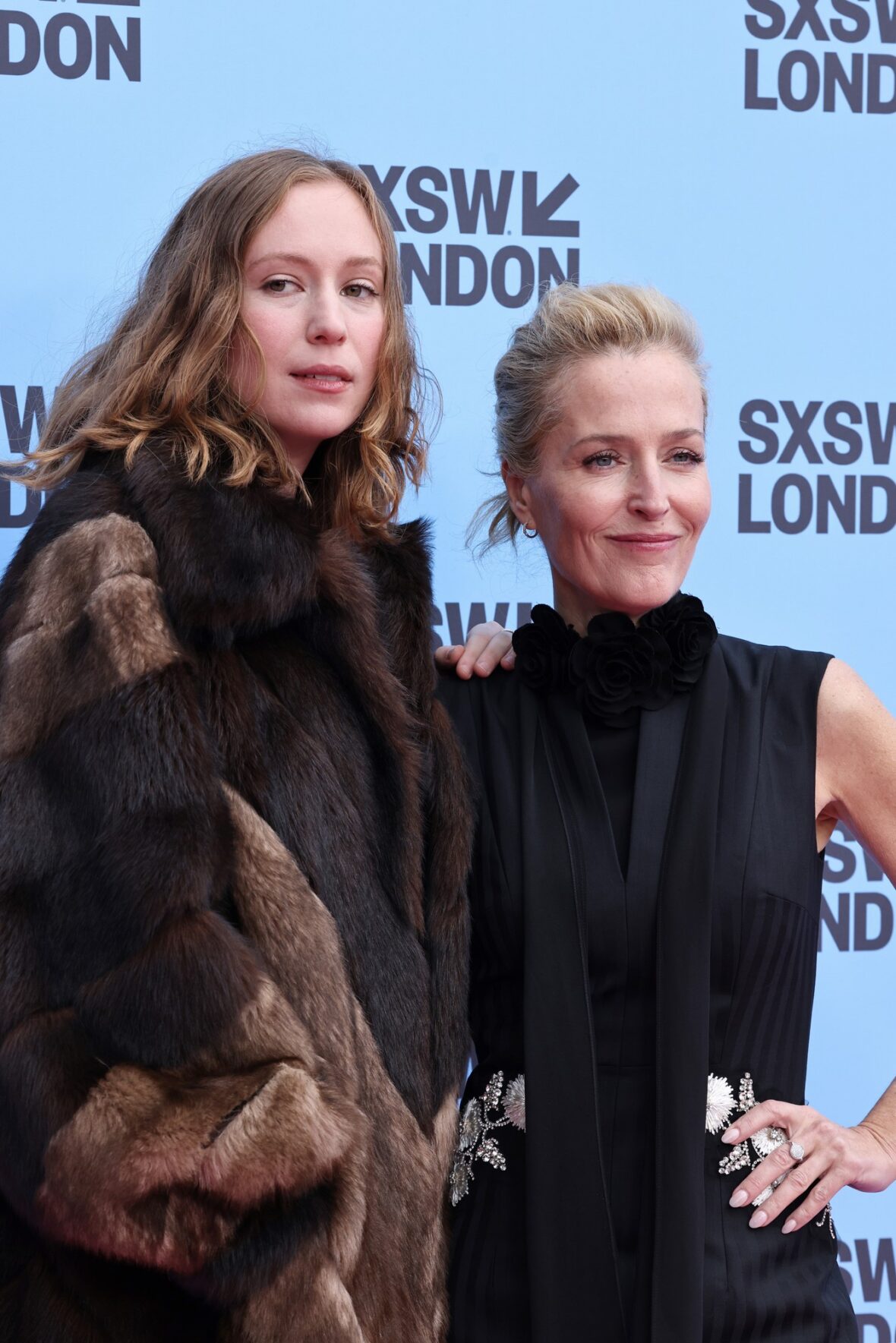 Hannah Einbinder e Gillian Anderson participam do