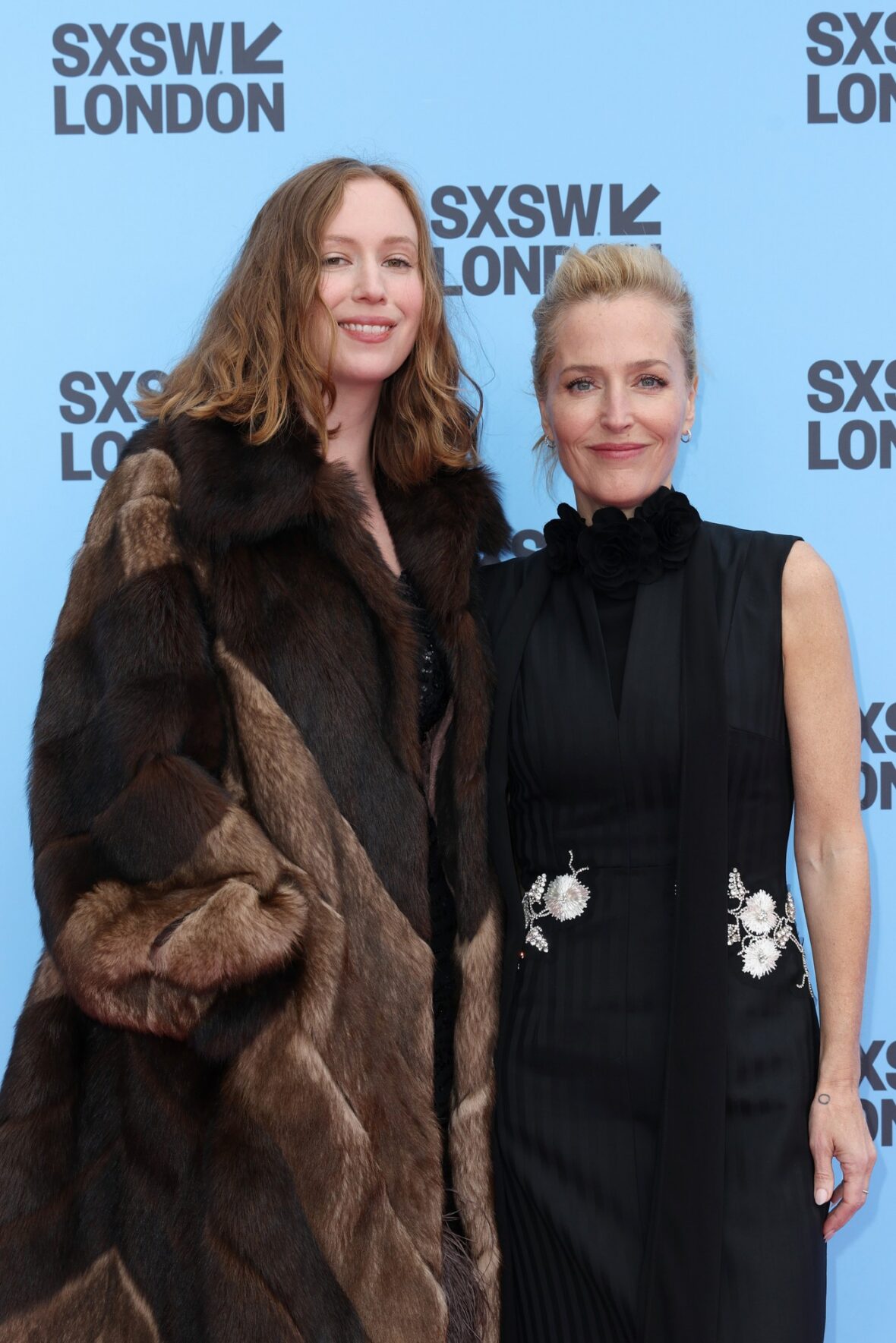 Hannah Einbinder e Gillian Anderson participam do