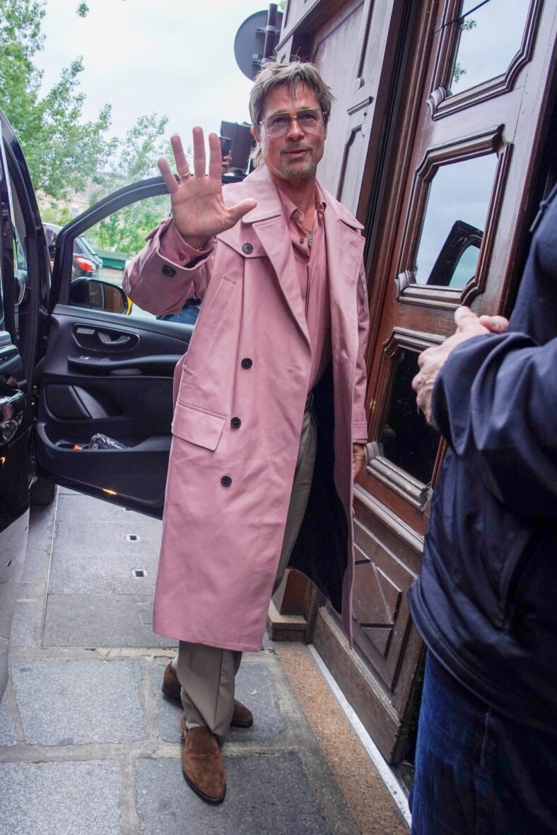 Brad Pitt usa sobretudo rosa para jantar em Paris