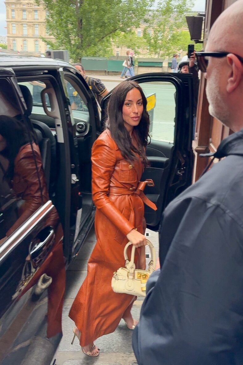 Ines de Ramon vestida com vestido trench de couro conhaque