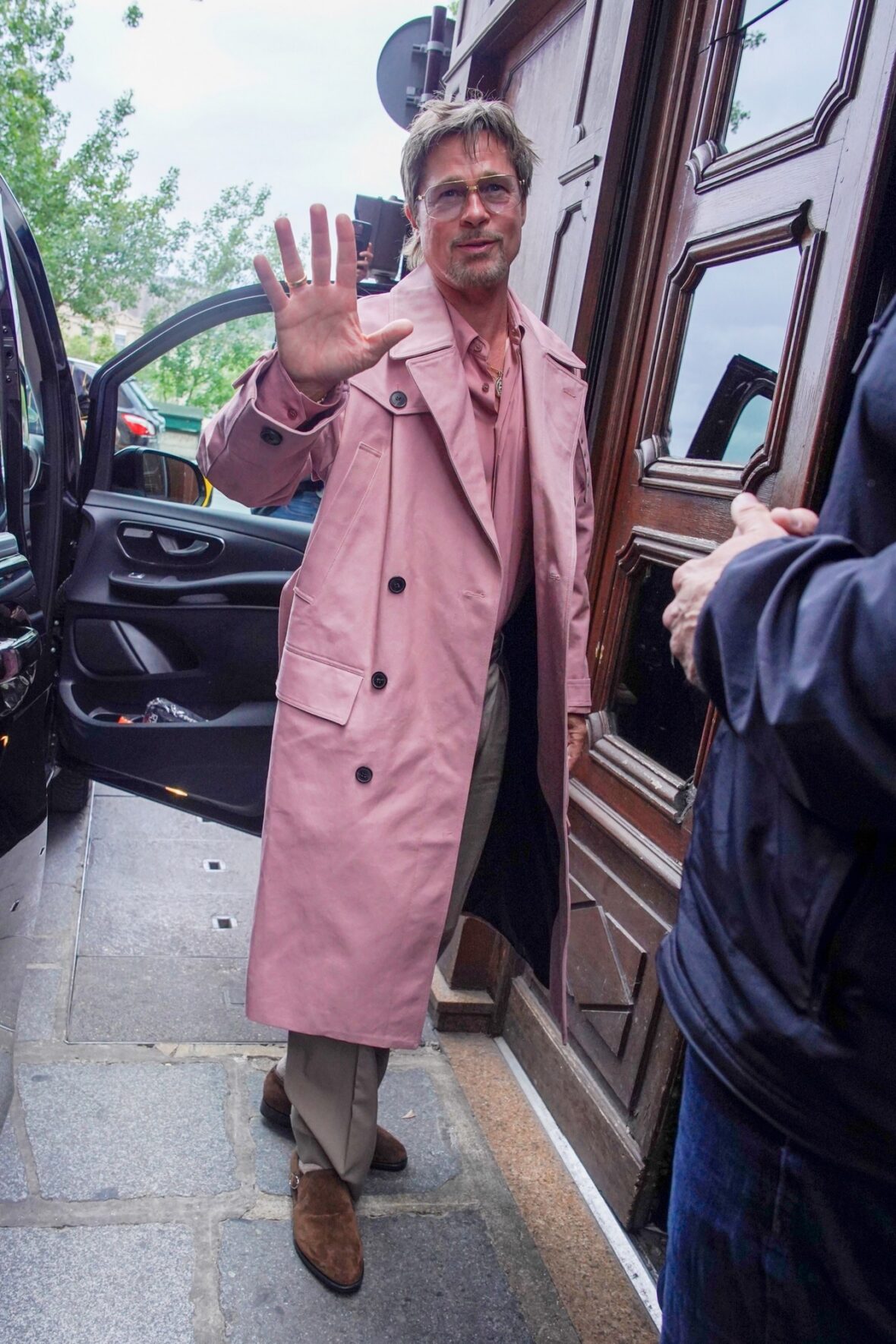 Brad Pitt usa sobretudo rosa para jantar em Paris