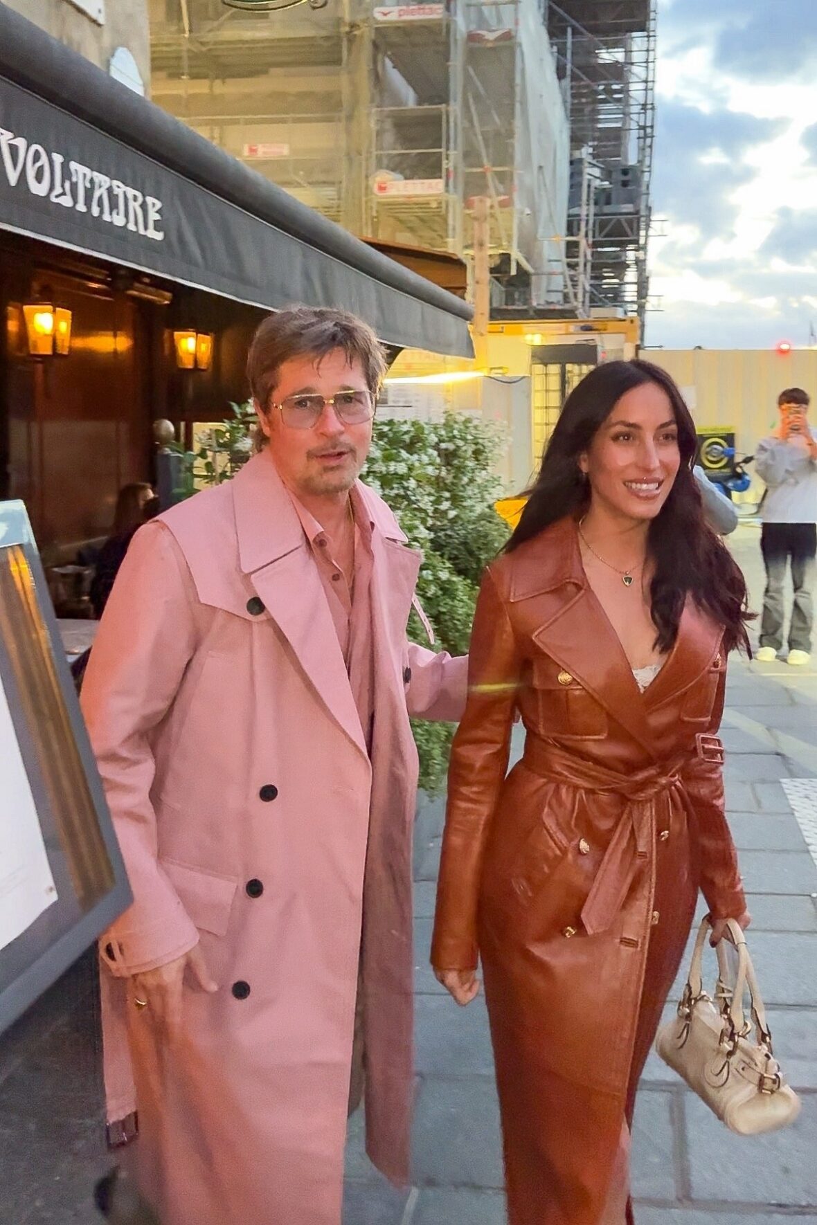 Brad Pitt usa sobretudo rosa para jantar em Paris com a namorada Ines de Ramon vestida com vestido de couro conhaque