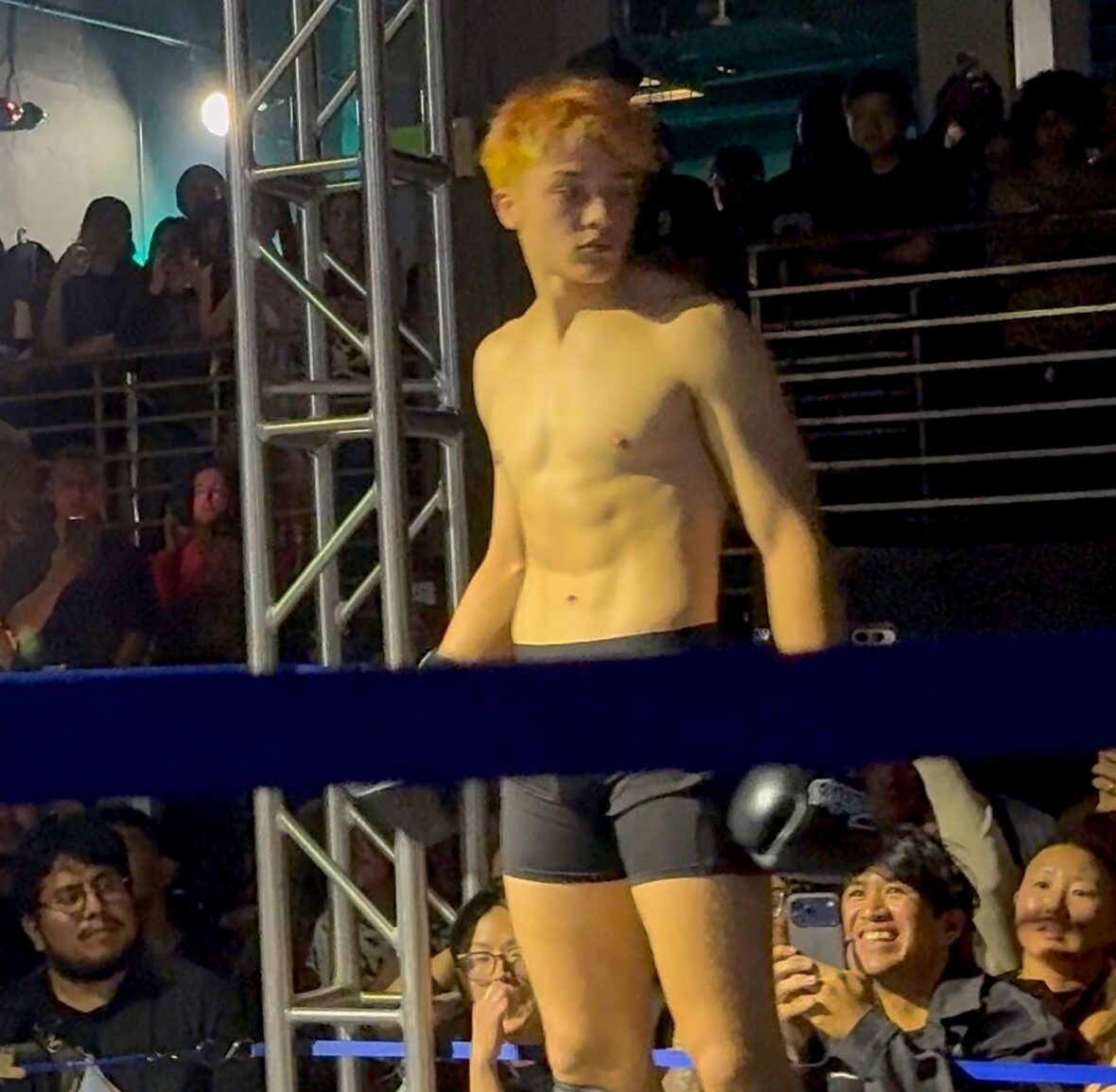 Knox Jolie Pitt em uma luta de Muay Thai