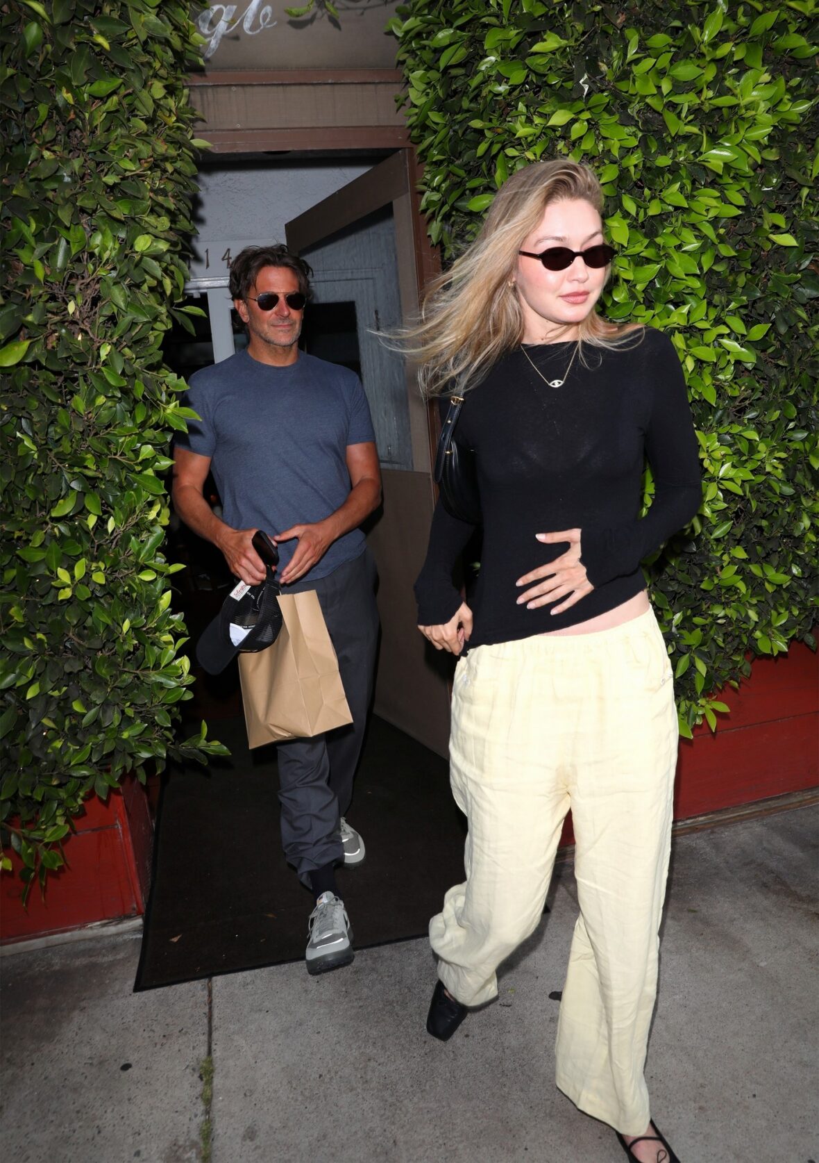 Bradley Cooper e Gigi Hadid namoram fotos noturnas