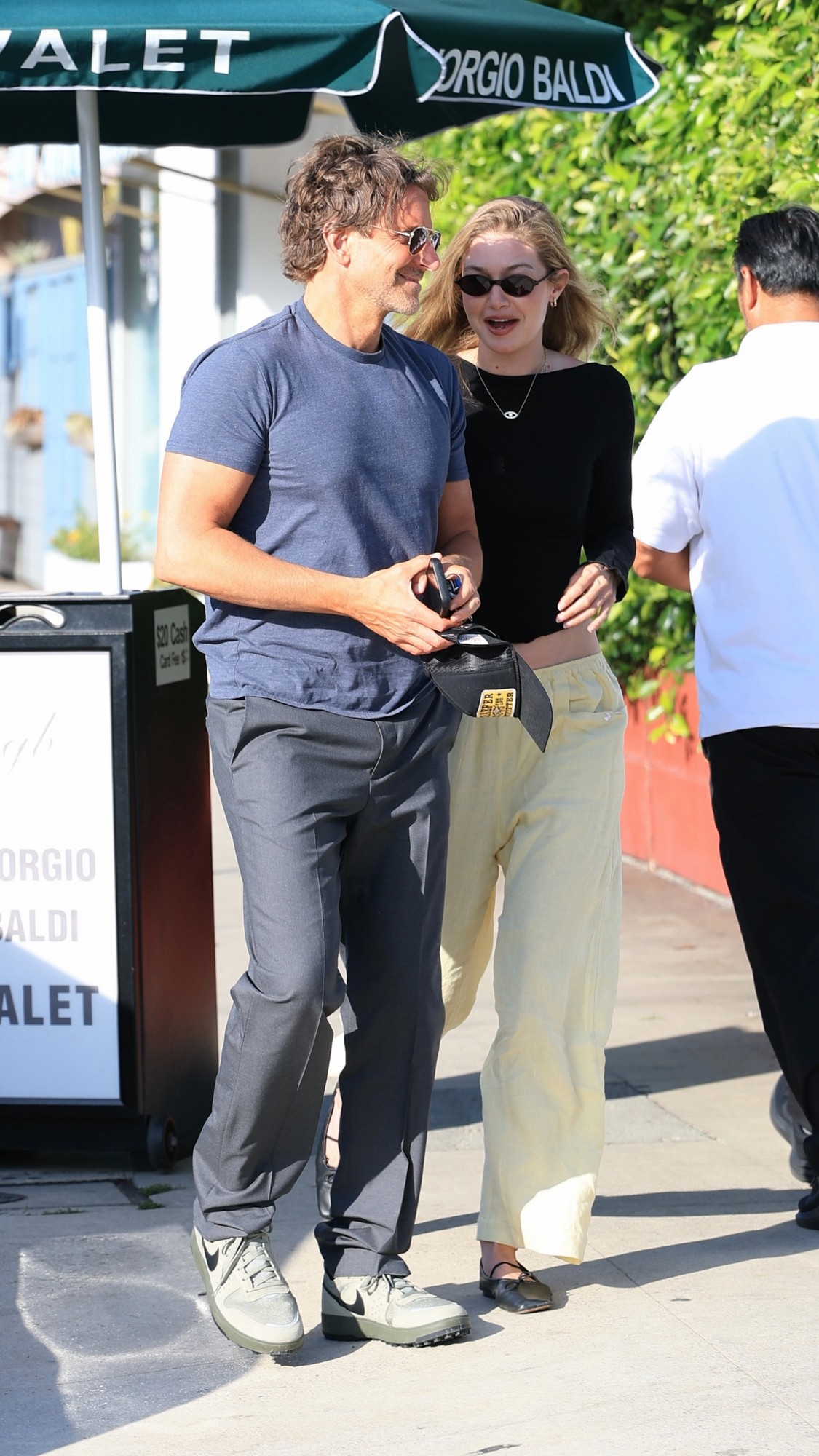Bradley Cooper e Gigi Hadid namoram fotos noturnas