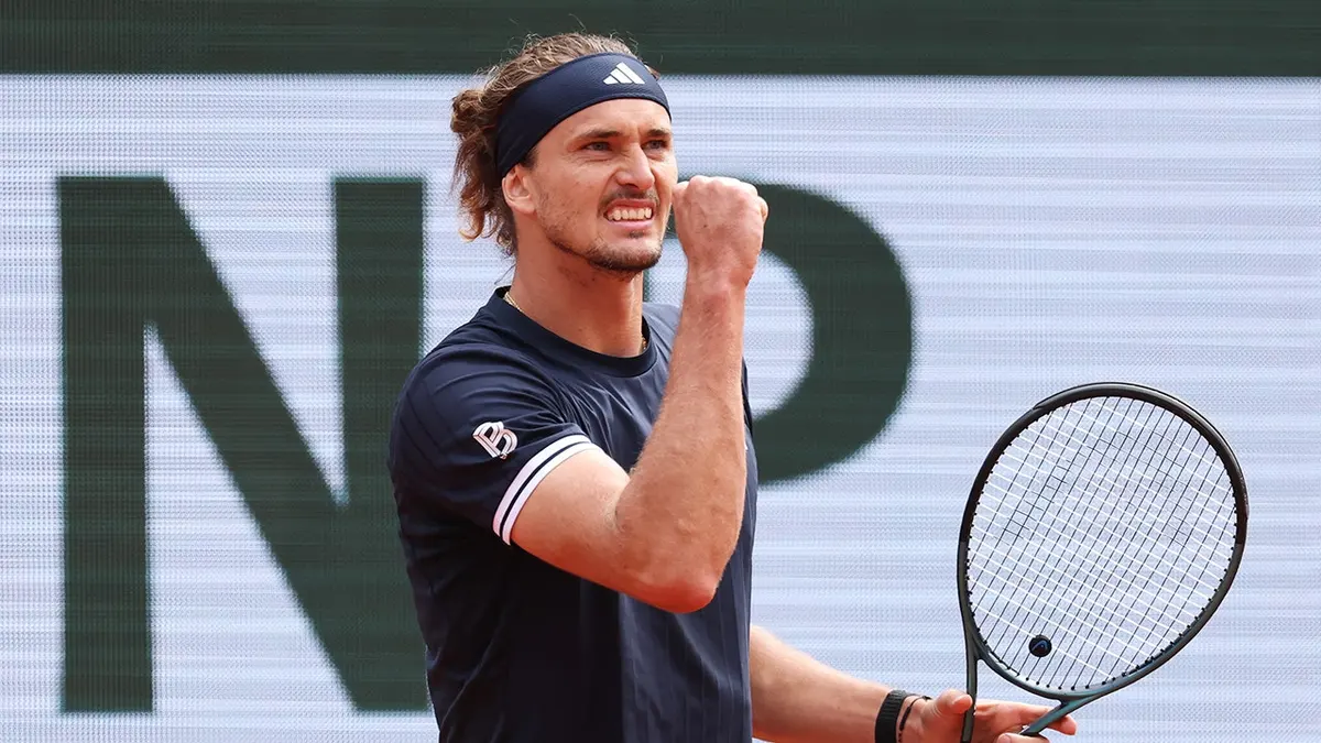 Alexander Zverev celebrating during French Open semi-final match in Paris