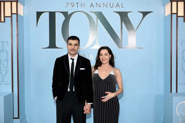 Aubrey Plaza e Christopher Abbott no Tonys