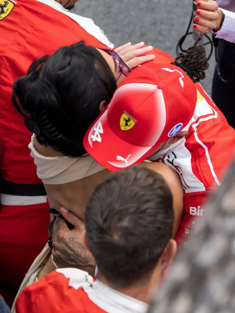 Kim Kardashian abraça Lewis Hamilton