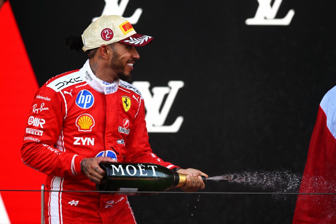 Lewis Hamilton comemorando