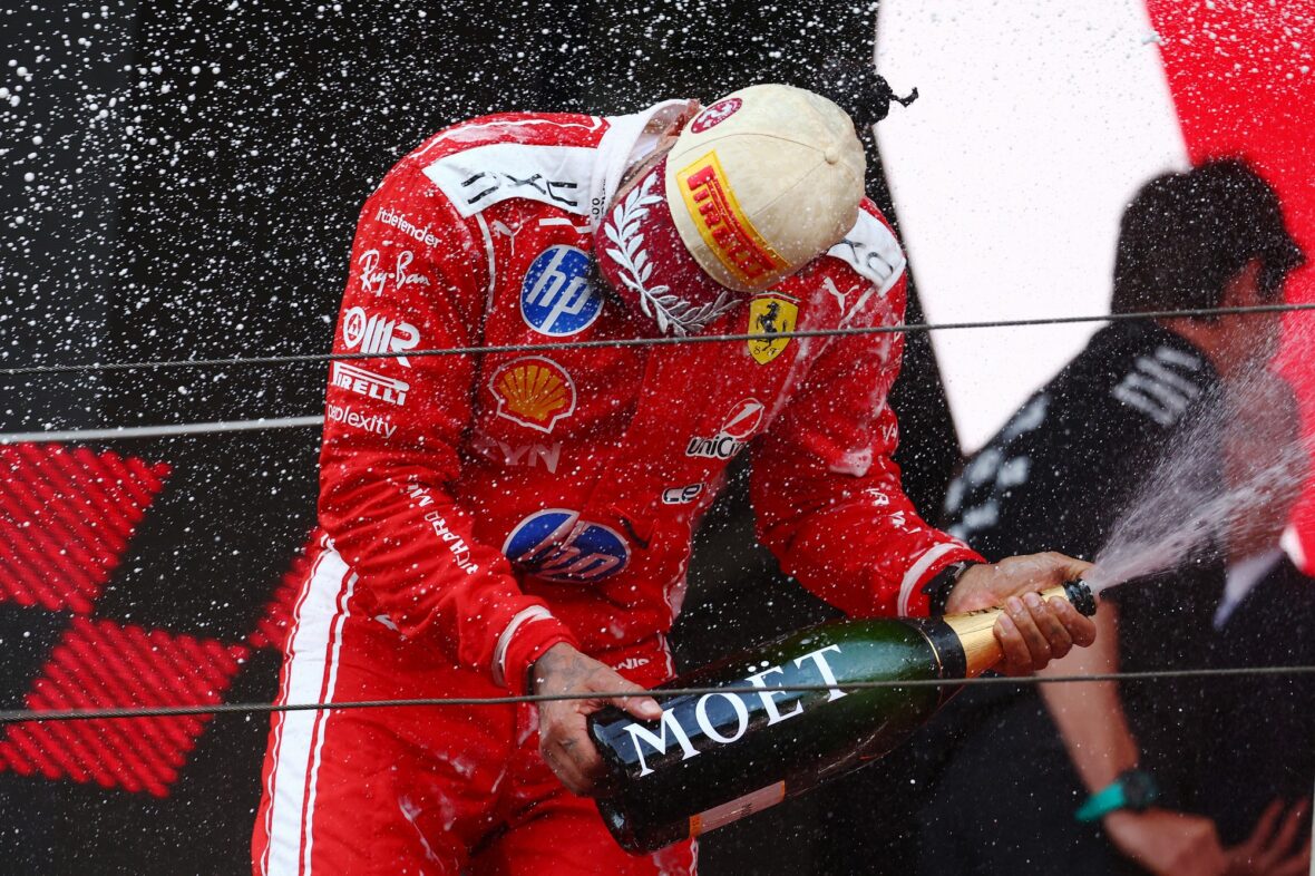 Lewis Hamilton comemorando