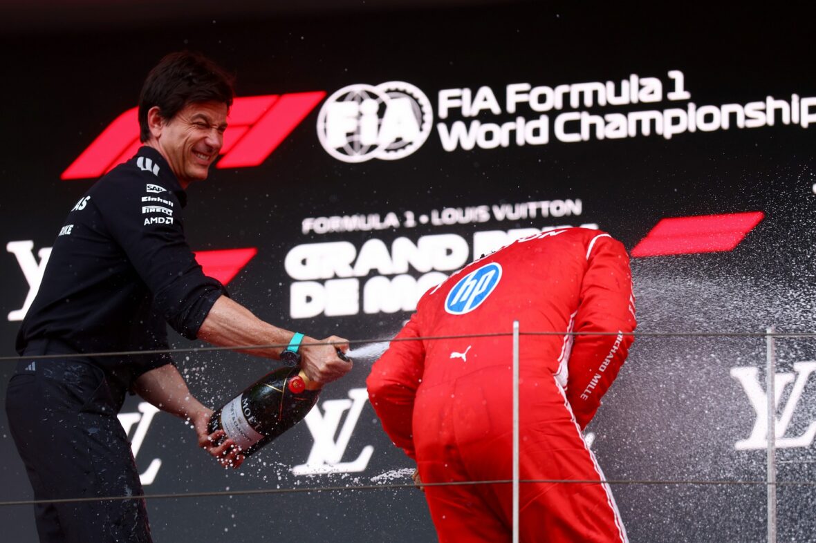 Lewis Hamilton comemorando