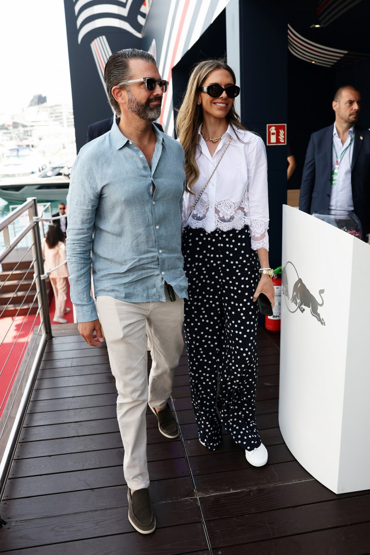 Donald Trump Jr. e Bettina Anderson participam do Grande Prêmio de F1 de Mônaco