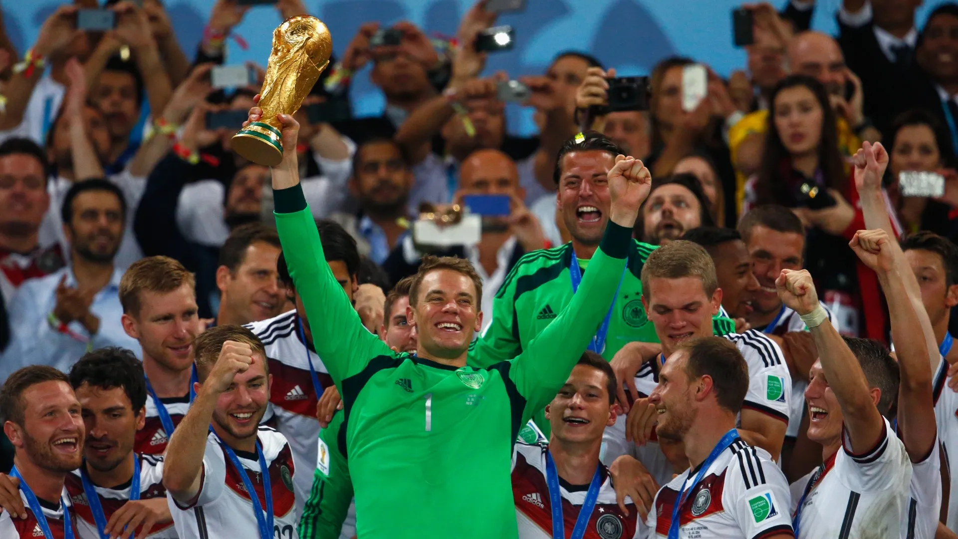 Manuel Neuer, da Alemanha, levanta o troféu da Copa do Mundo.
