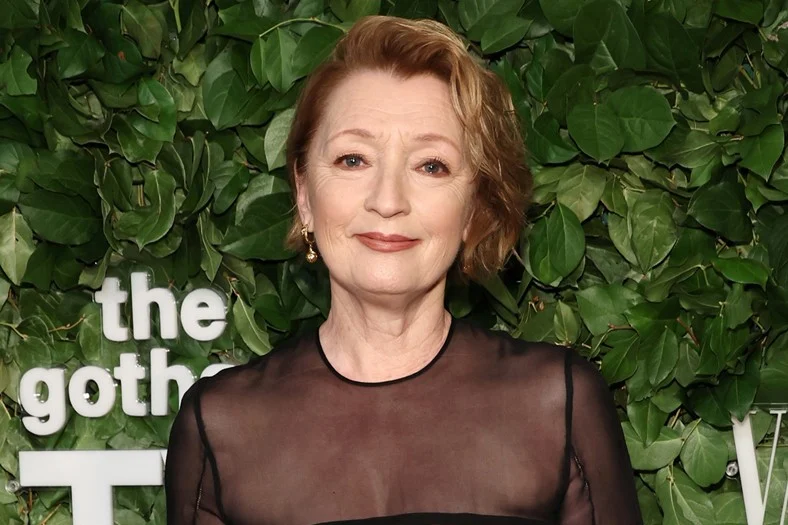 Lesley Manville escalada para a série Escorted