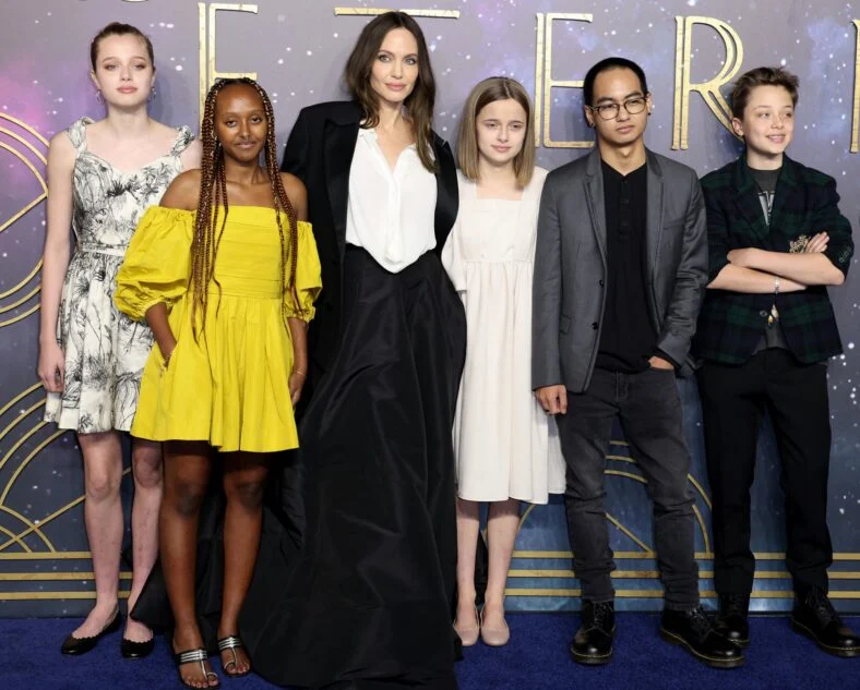Angelina Jolie e cinco de seus filhos